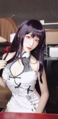 戴着面具跳舞